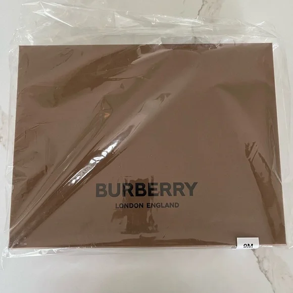Burberry, babies two-piece archive beige check print gift set size 12 m, NWT - Picture 7 of 7